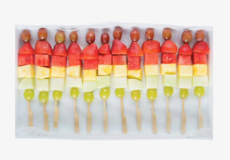 Plateau de brochettes de fruits frais