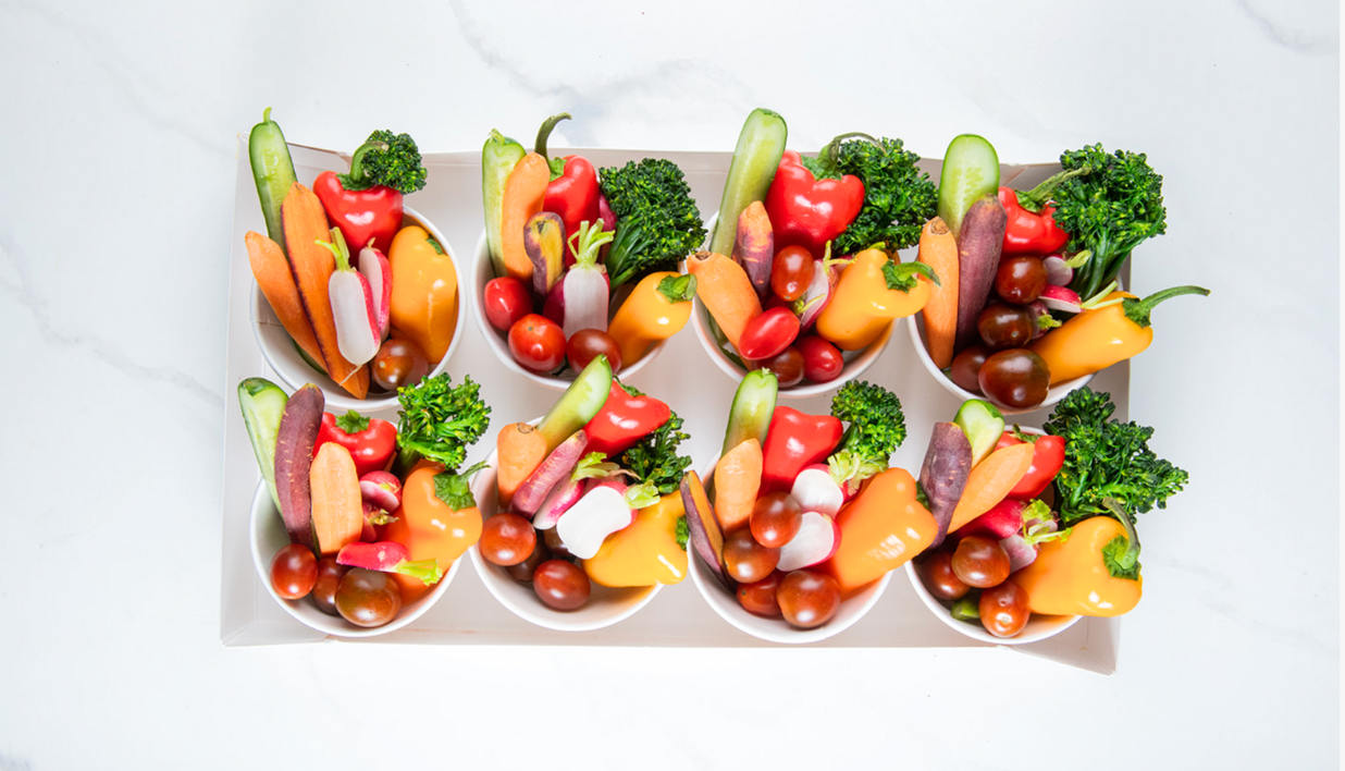 Coupes individuelles de crudités et trempette